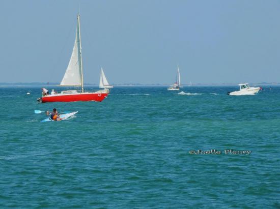 en famille sur la plage  nous regardant la mer la vue est superbe