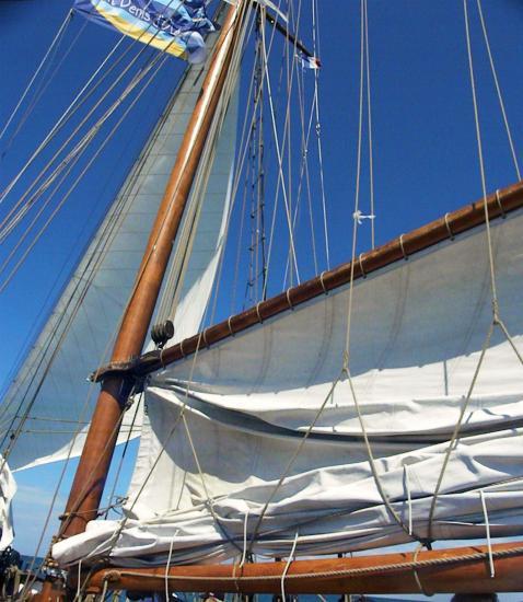 Lola, aperçu du mât et des voiles